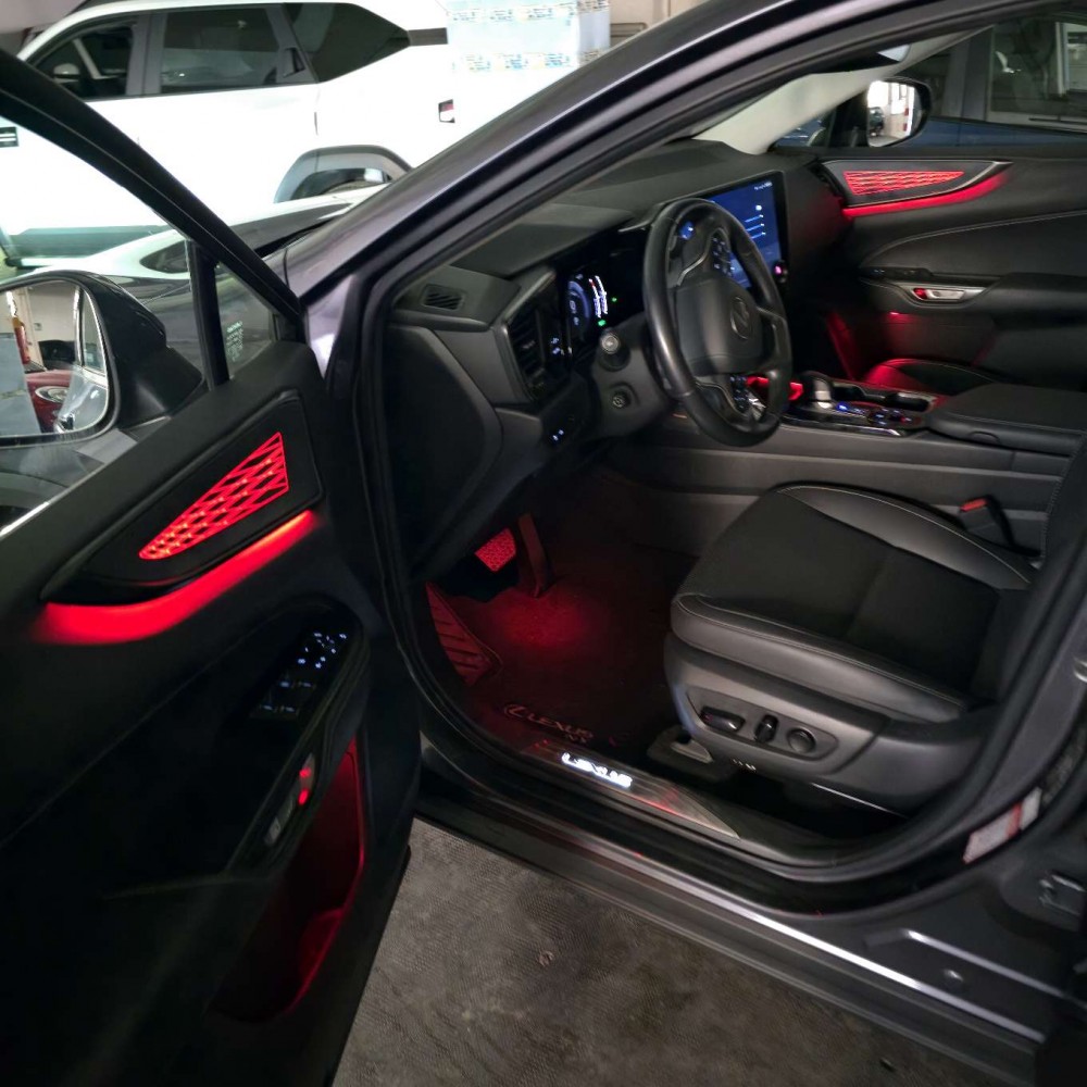 Ambient Light rosse Lexus NX 350h - abitacolo anteriore